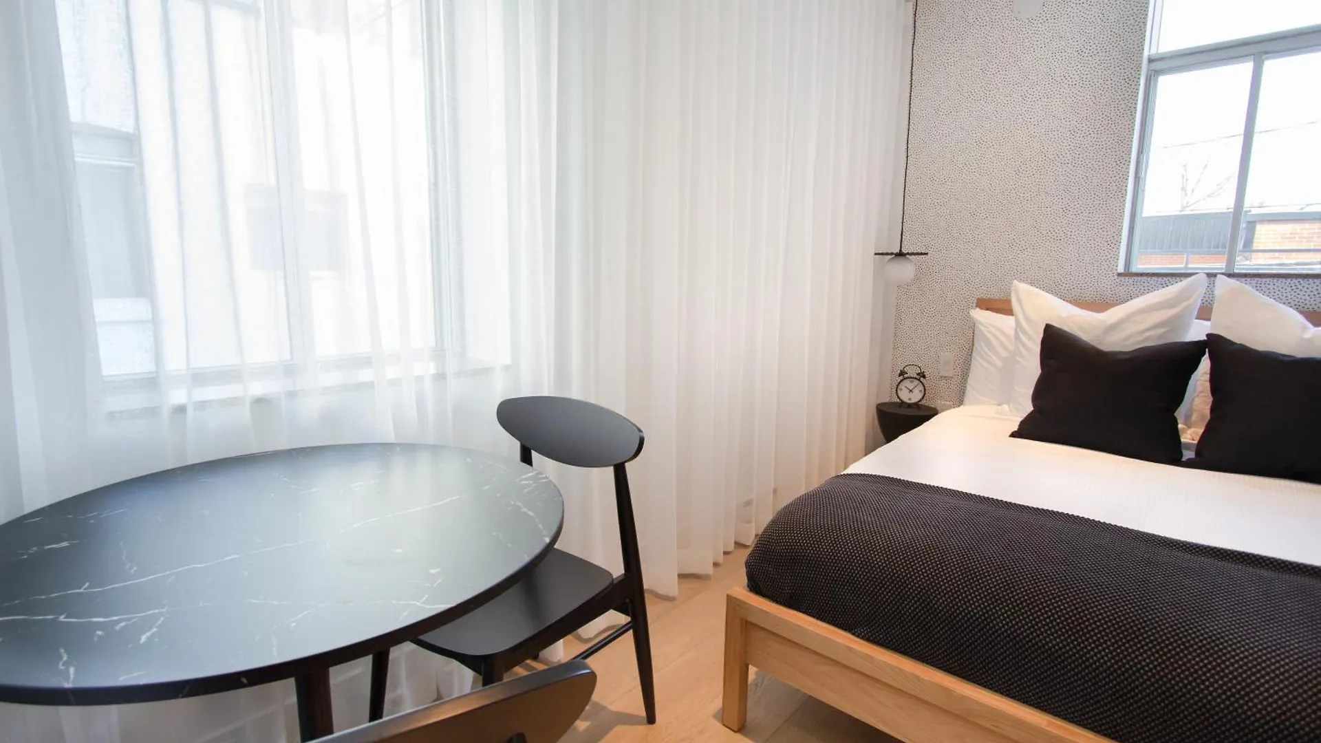 Apartment Studio #10 - Self Check-In - Plateau - St-Denis Montreal